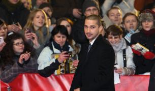 Шая Лабъф с фрак и хартиен плик на главата на Берлинале