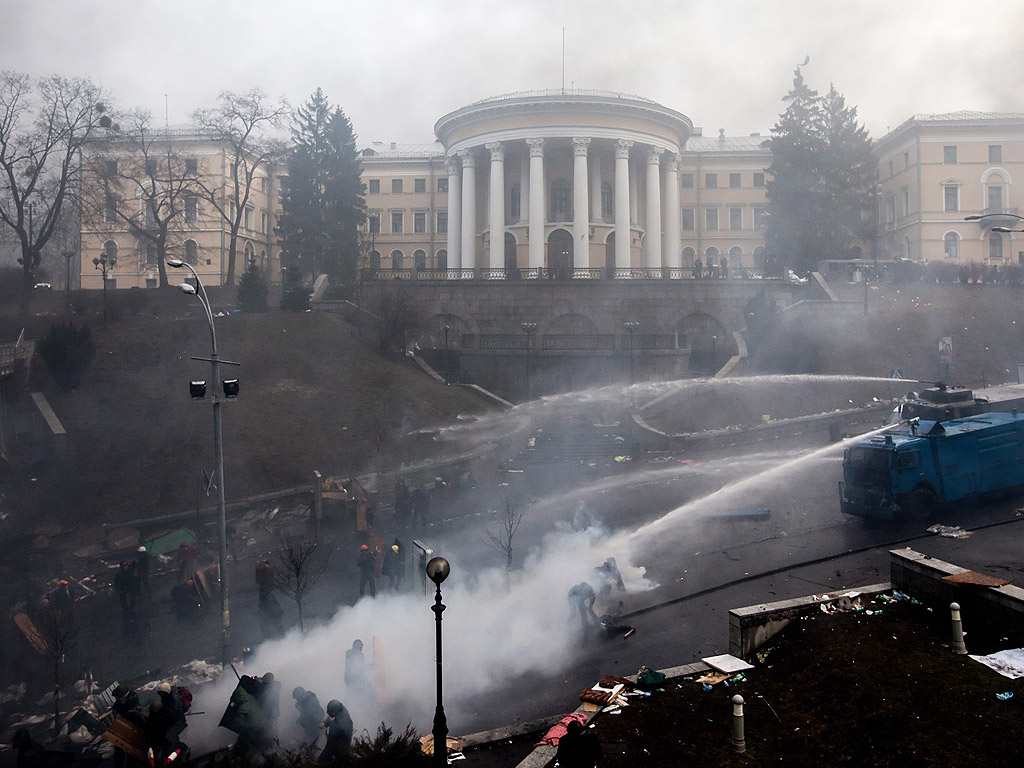 След вълната от насилие във вторник, когато загинаха 28 души, украинската столица Киев днес отново е окървавена. Данните за загиналите се разминават сериозно, но жертвите са десетки – над 25 според АФП и над 35 според ИТАР-ТАСС.