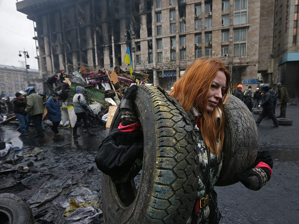 След вълната от насилие във вторник, когато загинаха 28 души, украинската столица Киев днес отново е окървавена. Данните за загиналите се разминават сериозно, но жертвите са десетки – над 25 според АФП и над 35 според ИТАР-ТАСС.