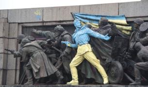 "Евронюз" свали снимката на боядисания паметник