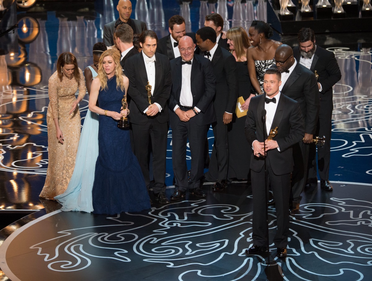 Брад Пит и екипът на "12 години в робство" получават наградата за най-добър филм