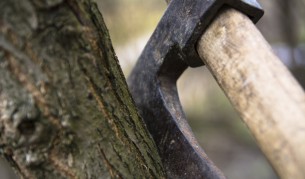 Пиян нападна с брадва полицаи, раниха го в корема