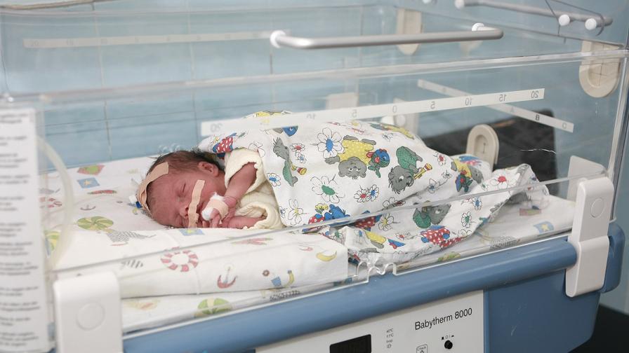 Лекари спасиха родилка в клинична смърт и бебето ѝ