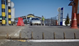 Украински граничари спират руски автомобил на руско-украинската граница