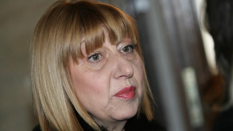 Министър Клисарова: Матурите няма да бъдат провалени