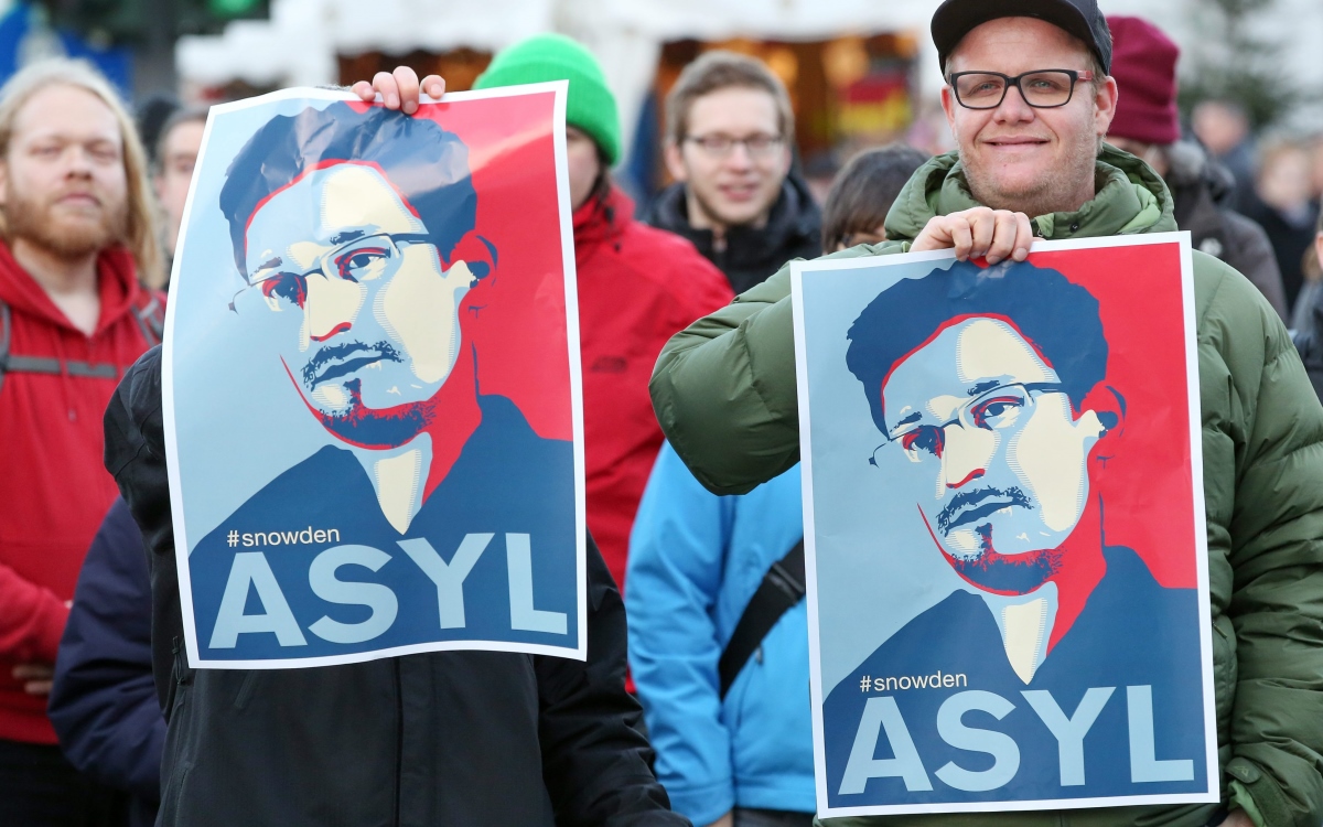 Демонстранти в Германия държат плакати с лика на Едуард Сноудън, на които пише "Убежище"