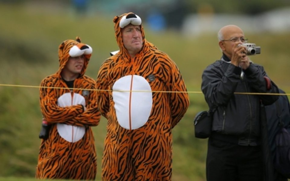 Фенове на Тайгър Уудс гледат своя любимец на British Open