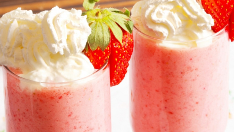 шейк ягоди напитка блендер плодове сладолед ванилия
