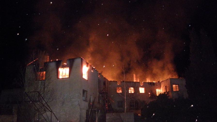 Пожар изпепели старо помощно училище в село Стоб