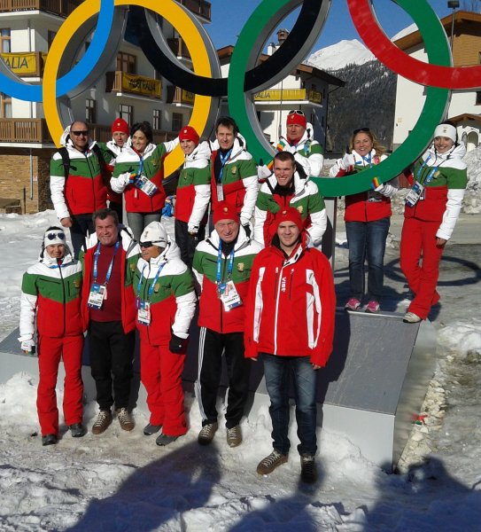 Първата група български олимпийци издигна трибагреника в Сочи1