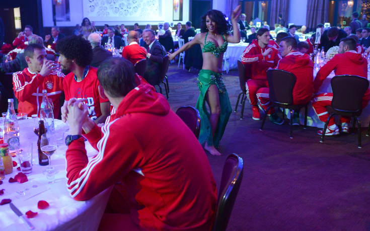 Купонът на Байерн: кючек за играчите, пури и вино за шефовете