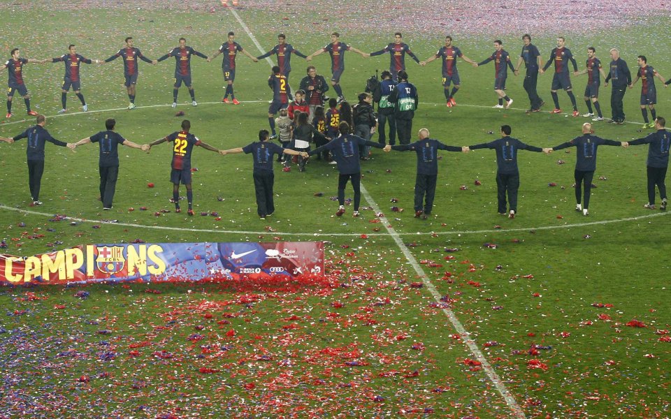 Шампионът Барса вдигна своята награда, продължава да гони 100 точки