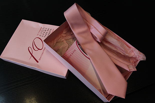 Вратовръзка на Ники Кънчев от кампанията за превенцията Рак на1