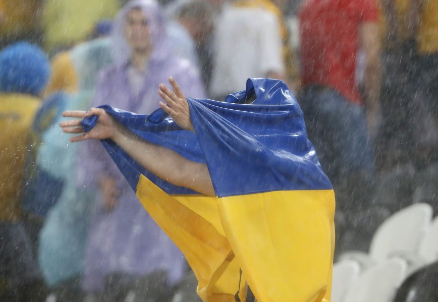 Гръмотевична буря спря мача Украйна Франция1