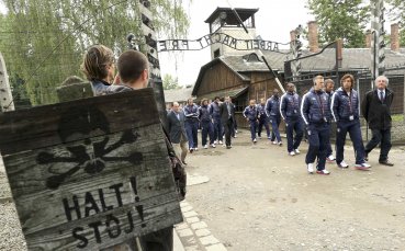 Отборът на Италия също посети концлагера Аушвиц