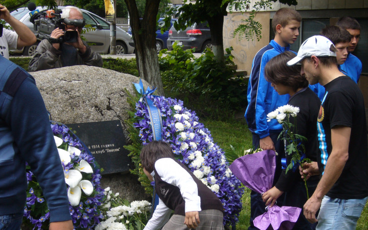 Венци и цветя в чест на 104 години Левски