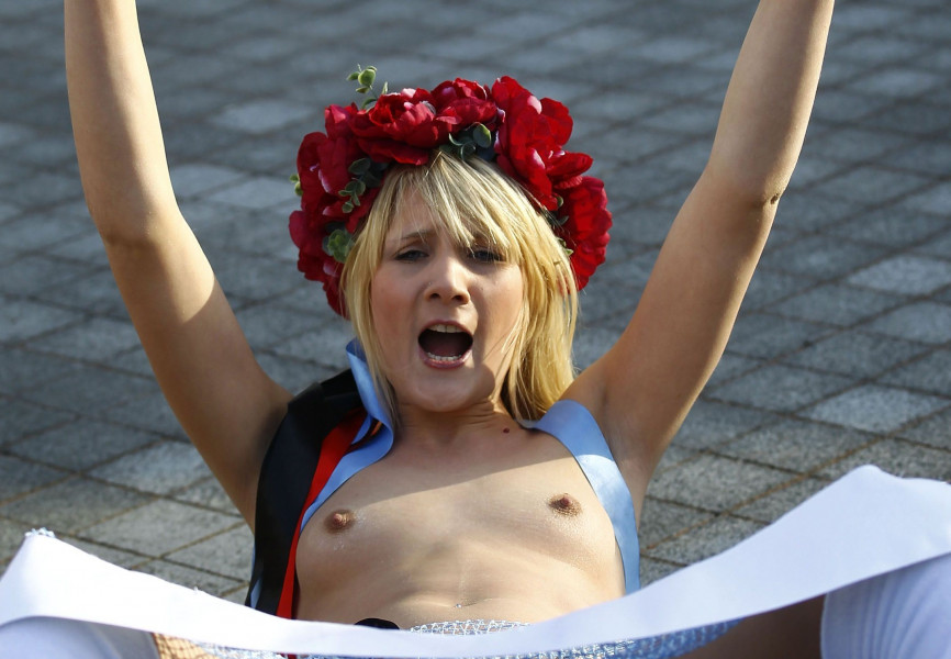 Красиви украинки протестират чисто голи преди жребия за Евро 20121
