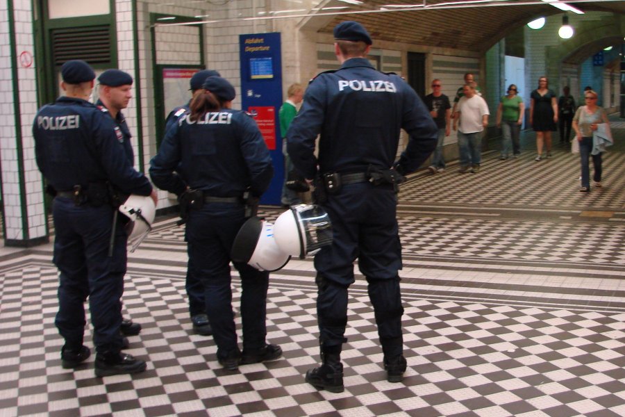 Преди дербито имаше засилено полицейско присъствие в цяла Виена1