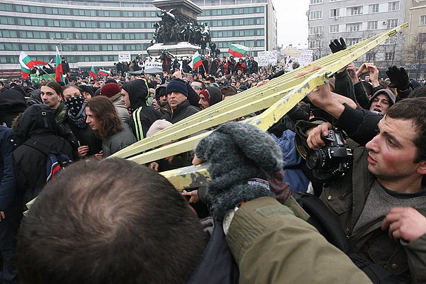 Футболни фенове участваха в сблъсъците пред парламента1