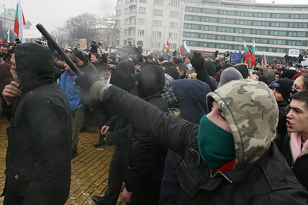 Футболни фенове участваха в сблъсъците пред парламента1