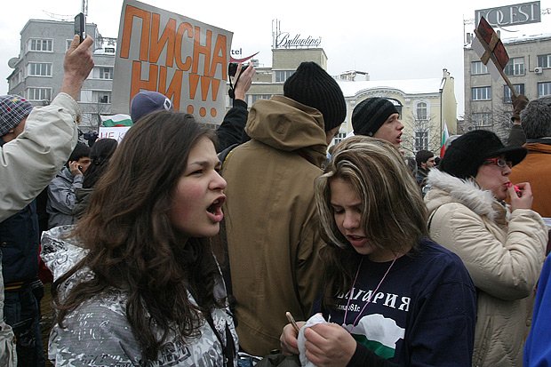 Футболни фенове участваха в сблъсъците пред парламента1