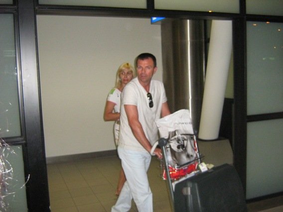 Стойчо Младенов и съпругата му се прибират от почивка в1