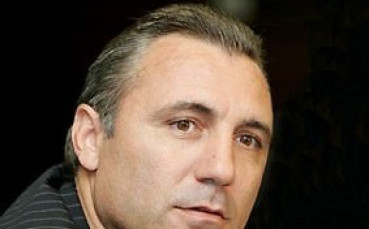 Ученици бягат от час за автограф на Стоичков