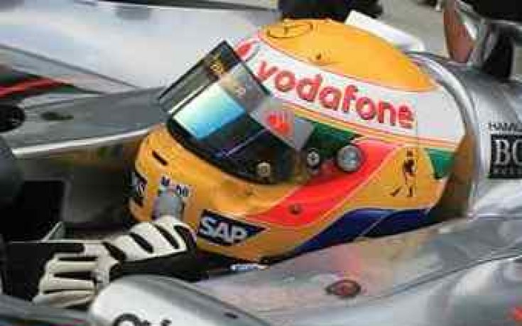 Хамилтън най-бърз в третия ден на мократа писта Сепанг