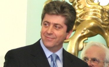 Даряват президента Първанов и големия Янакис със „звездни” екипи