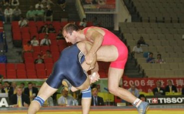Серафим Бързаков продължава да мачка на ЕП по борба