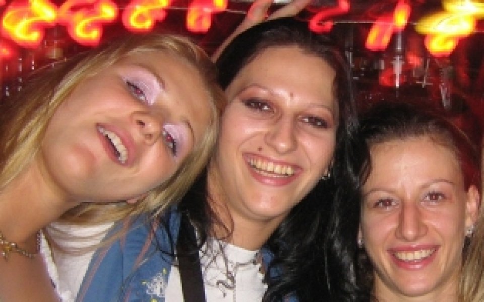 Ева, Мария и Страши празнуват във френски гей бар