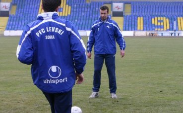 Петков тренира, Стилиян блести със син екип