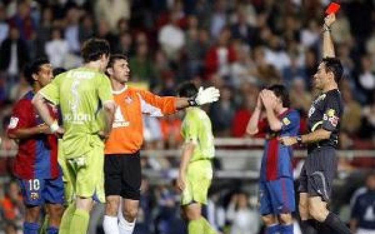 Барселона настигна Реал, Роналдиньо с червен картон
