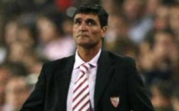 Севиля търси защитник и халф