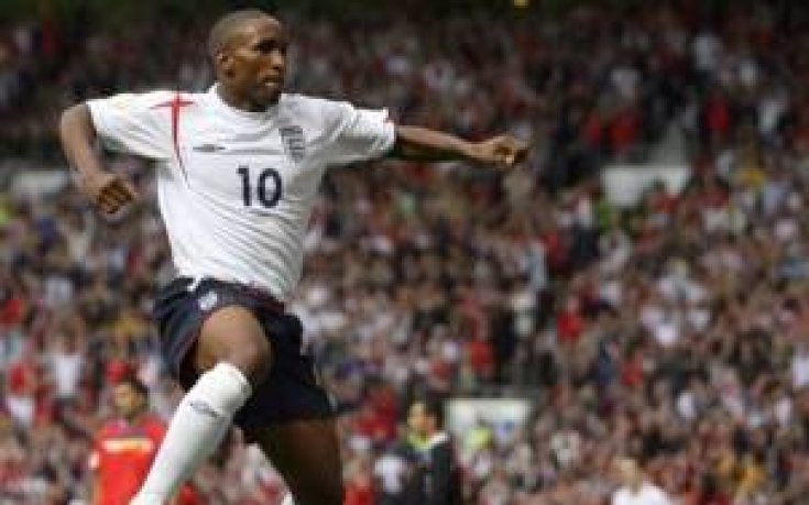 Дефо сменя Бербатов със Стилиян