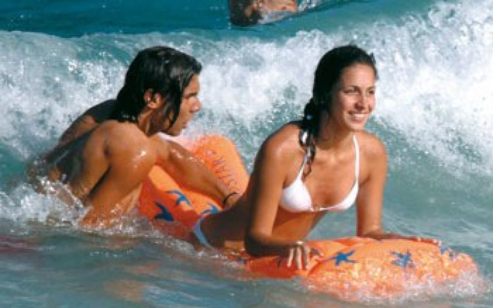 Рафа Надал се гушка с брюнетка на плажа в Майорка