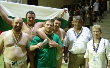 Вожда дари пари за Тайланд