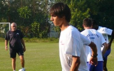 Нападател на Байер тренира с Левски