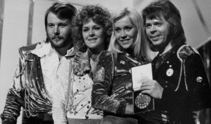 Музикантите от АББА на сцената след победата на финала на Евровизия в Брайтън, Англия през 1974 г.