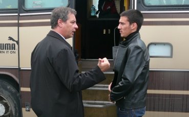 Младежите започват без двама