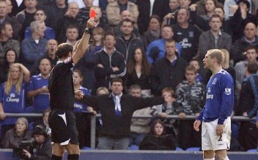 Наказаха съдията на ливърпулското дерби