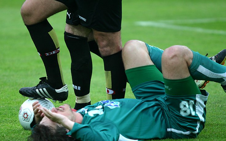 Костадинов слага маска на счупения нос