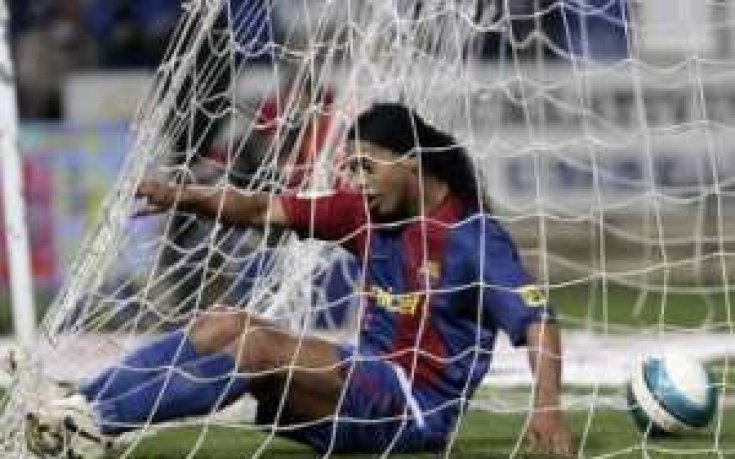 Унижават Роналдиньо на летището в Барселона