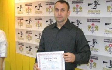 Емил Костов показа лиценза за Българската федерация по карате киокушин