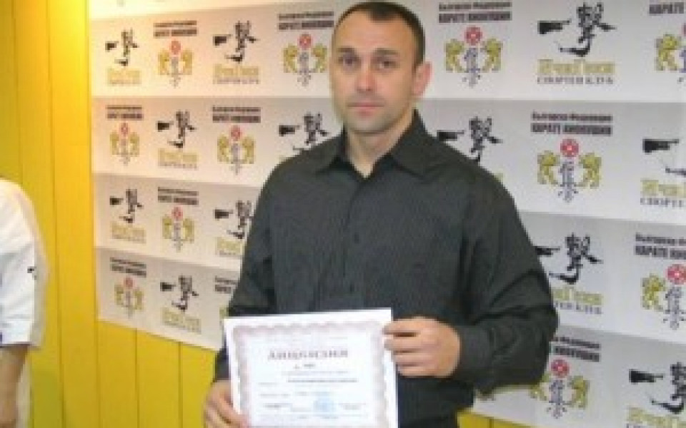 Емил Костов показа лиценза за Българската федерация по карате киокушин