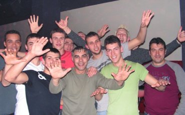 Волейболисти и екзотични танцьори заедно на купон