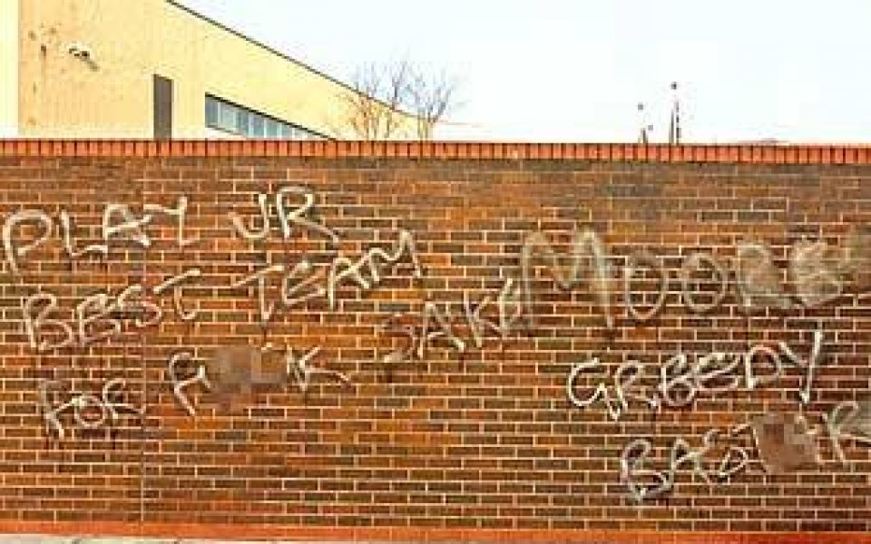 Феновете на Ливърпул изразиха яда си с нецензурни графити