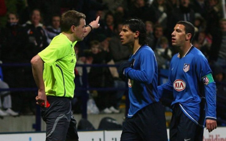 Плюващият Агуеро наказан за два мача