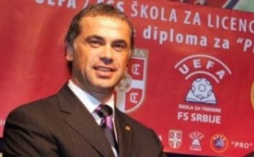 Уплашеният президент на Сръбския футболен съюз дезертира в Англия