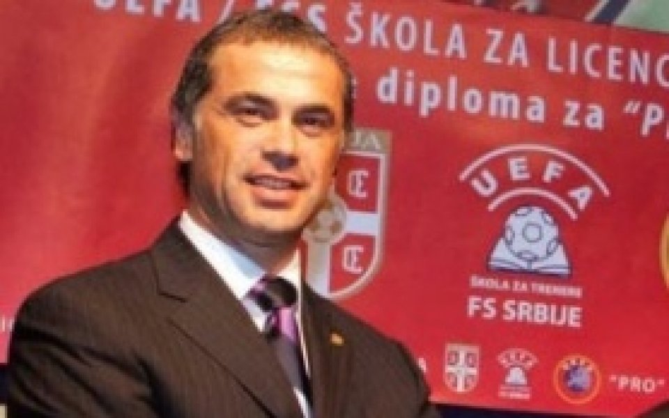 Уплашеният президент на Сръбския футболен съюз дезертира в Англия